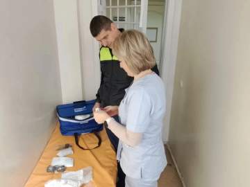 В Елецком округе медики обучают сотрудников Госавтоинспекции оказанию первой помощи пострадавшим с применением специальных укладок