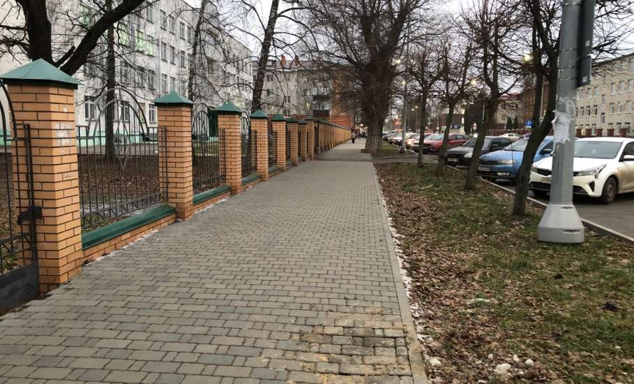 По улице Коммунаров в Ельце у ЕГУ имени И.А. Бунина заделали провал плитки, на тротуаре