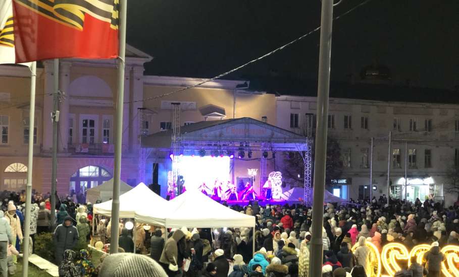 В городе Ельце сегодня состоялся предновогодний концерт на площади Ленина