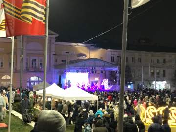 В городе Ельце сегодня состоялся предновогодний концерт на площади Ленина