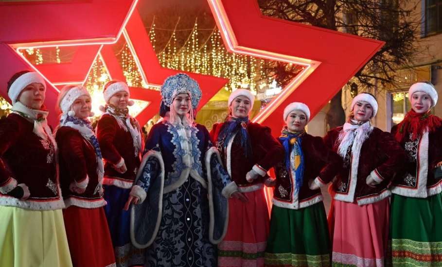 Сегодня в самом сердце Ельца, на улице Мира открылись фестивали &laquo;Новогодние огни древнего города&raquo; и &laquo;Ёлки Липецкой земли&raquo;