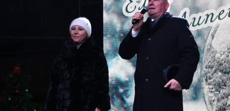 Сегодня в самом сердце Ельца, на улице Мира открылись фестивали &laquo;Новогодние огни древнего города&raquo; и &laquo;Ёлки Липецкой земли&raquo;