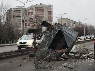 Машина с новогодними украшениями попала в аварию в Липецке!