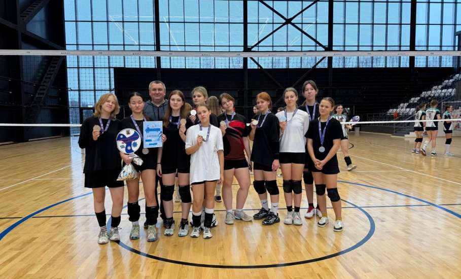 19 декабря во Дворце спорта имени Александра Петрова прошел Новогодний турнир по волейболу среди женских команд
