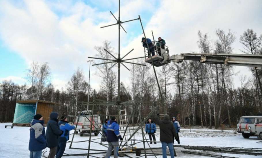 Сотрудники АСС приступили к установке новогодней ели в парке 40-летия.