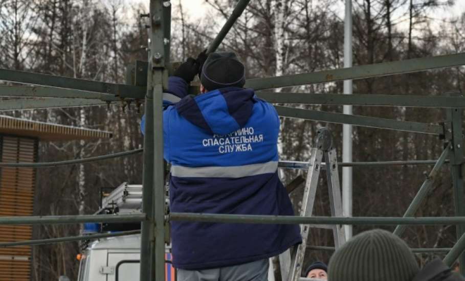 Сотрудники АСС приступили к установке новогодней ели в парке 40-летия.