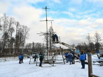 Сотрудники АСС приступили к установке новогодней ели в парке 40-летия.