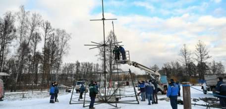 Сотрудники АСС приступили к установке новогодней ели в парке 40-летия.