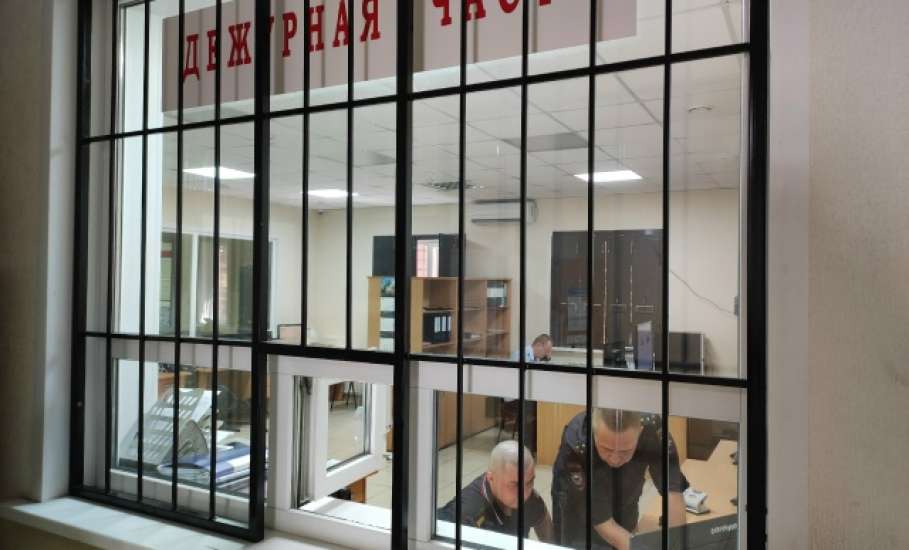 В Ельце житель Амурской области уличен сотрудниками полиции в мошенничестве и неправомерном доступе к компьютерной информации