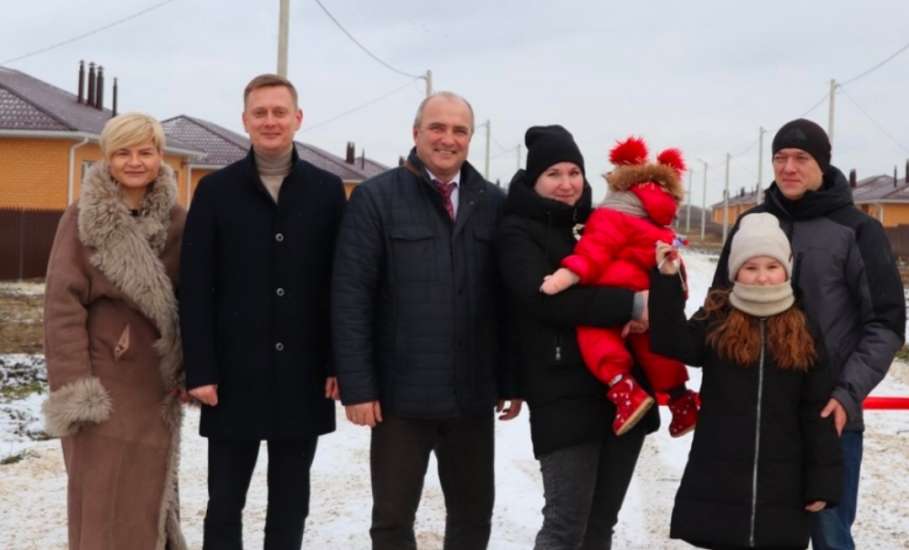 В Елецком районе вручают ключи от домов сотрудникам, работающим в сельхозхозяйственном секторе