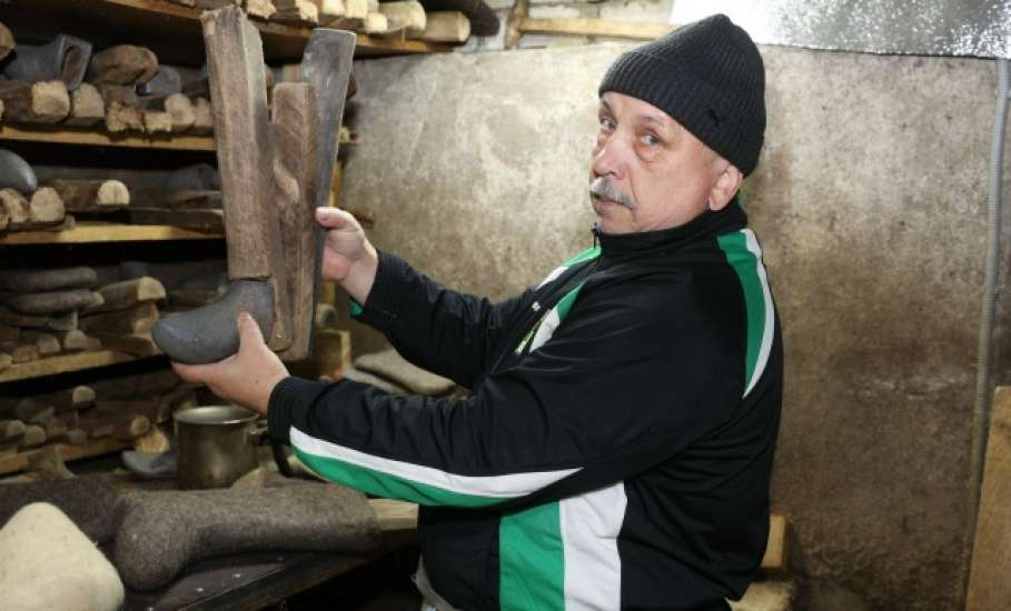 Выпал снег &mdash; пора обувать валенки! Ельчанин Владимир Казаков делает валенки вручную по старинным технологиям