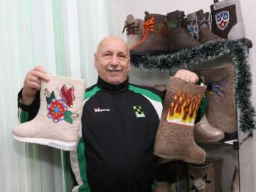 Выпал снег &mdash; пора обувать валенки! Ельчанин Владимир Казаков делает валенки вручную по старинным технологиям