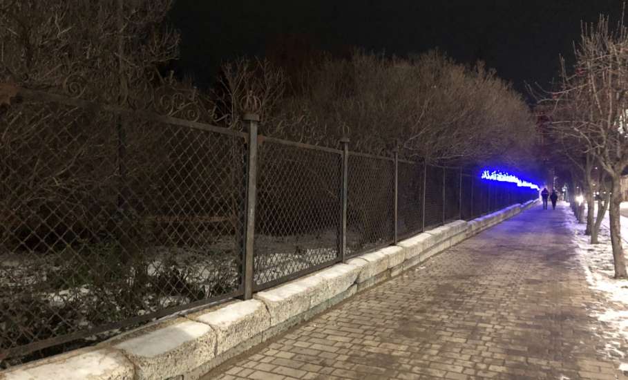 В Ельце наконец освободили старинную ограду Горсада от баннеров!