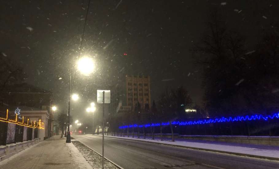 В Ельце наконец освободили старинную ограду Горсада от баннеров!