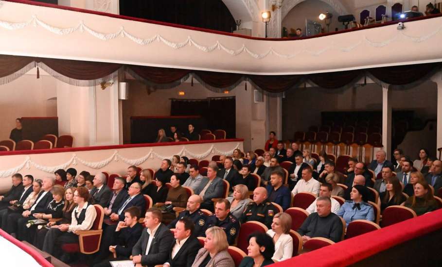 Вячеслав Жабин: &laquo;Вместе с руководителями организаций и предприятий Ельца, а также представителями бизнеса, подвели итоги уходящего 2025 года&raquo;