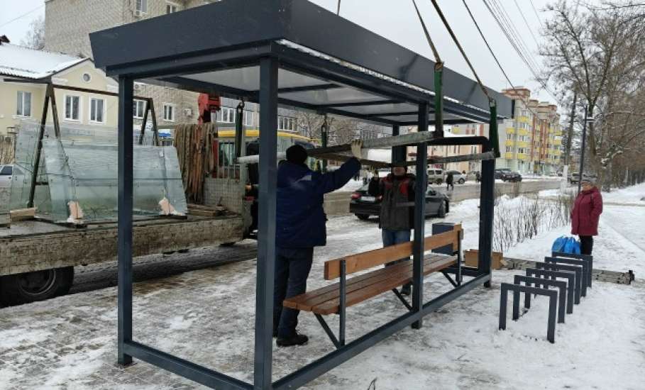 В районе ДК Железнодорожников производится установка нового остановочного павильона