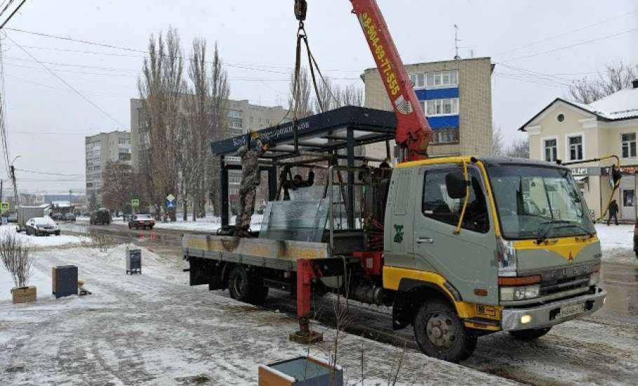 В районе ДК Железнодорожников производится установка нового остановочного павильона