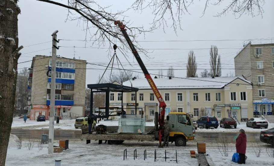 В районе ДК Железнодорожников производится установка нового остановочного павильона