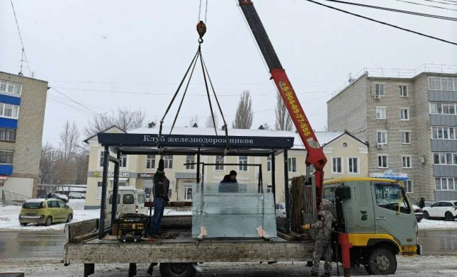 В районе ДК Железнодорожников производится установка нового остановочного павильона