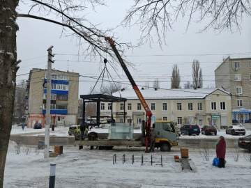 В районе ДК Железнодорожников производится установка нового остановочного павильона