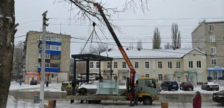 В районе ДК Железнодорожников производится установка нового остановочного павильона