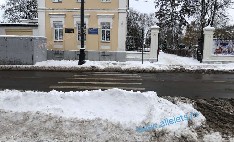 Прошлогодние проблемы Ельца повторяются! Участки пешеходных переходов забывают убирать от снега и грязи!
