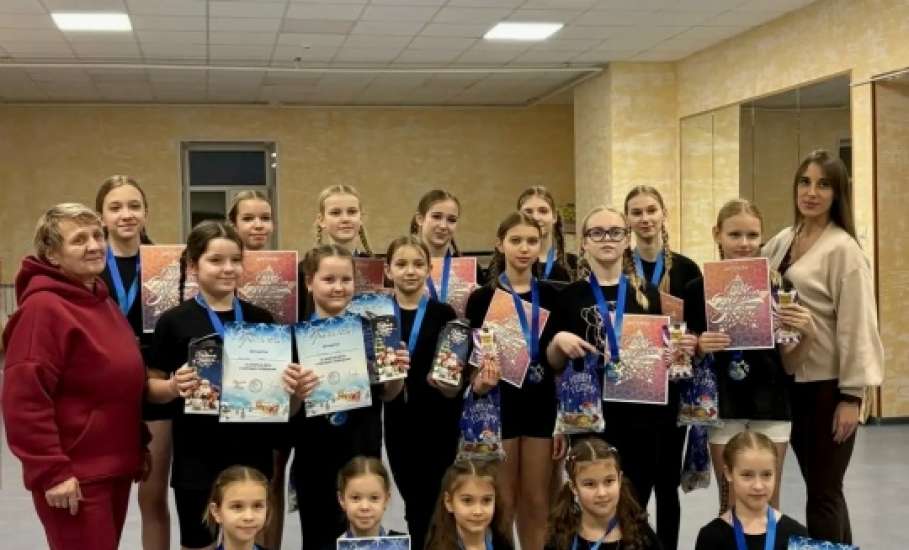 Образцовый коллектив эстрадного танца &laquo; Мириданс&raquo; провел открытый урок по акробатике