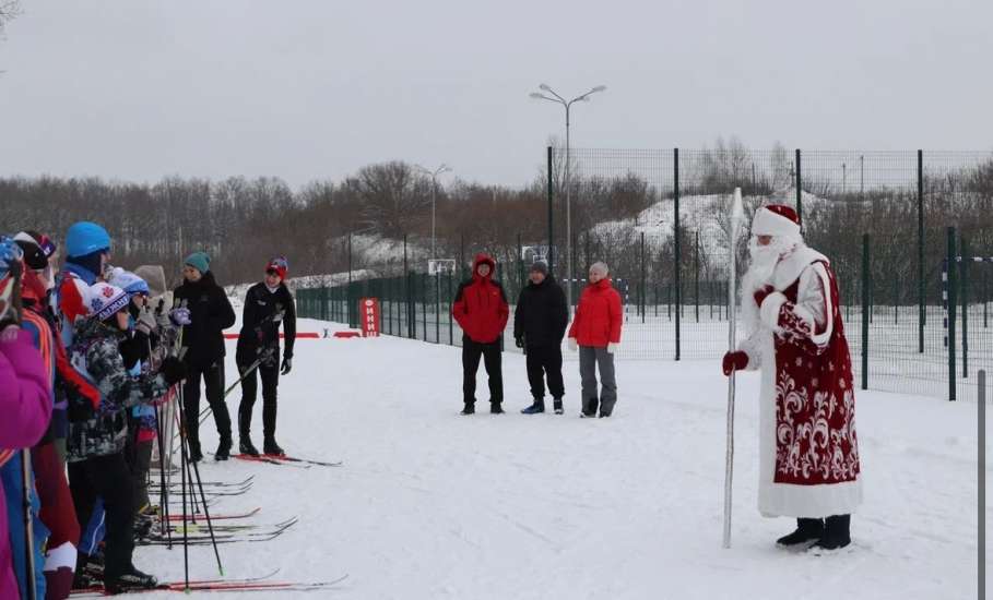 В прошедшие выходные воспитанники отделения лыжных гонок спортивной школы Елецкого округа устроили настоящую зимнюю сказку на снегу