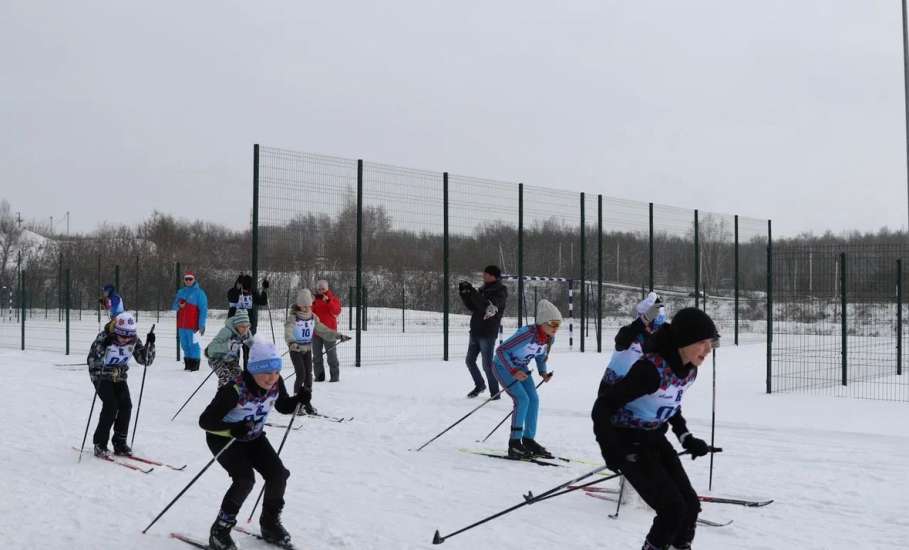 В прошедшие выходные воспитанники отделения лыжных гонок спортивной школы Елецкого округа устроили настоящую зимнюю сказку на снегу
