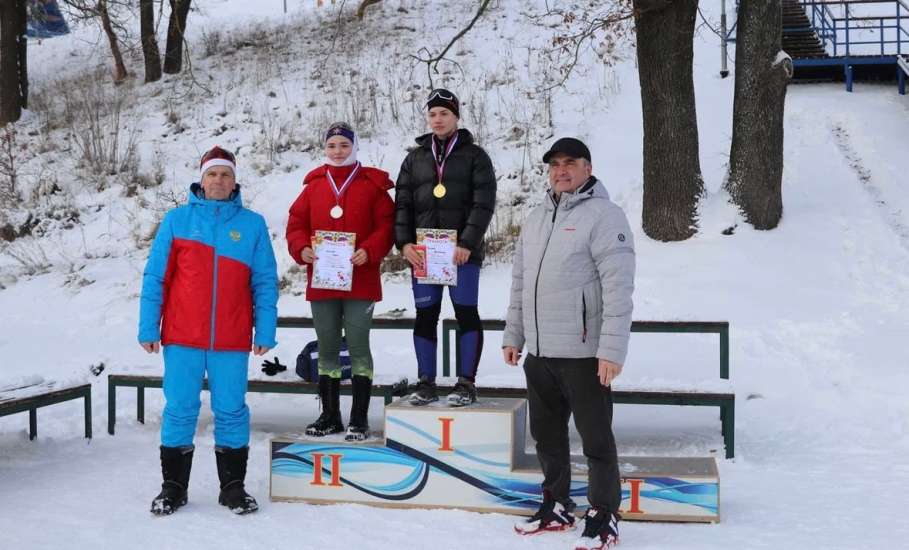 В прошедшие выходные воспитанники отделения лыжных гонок спортивной школы Елецкого округа устроили настоящую зимнюю сказку на снегу