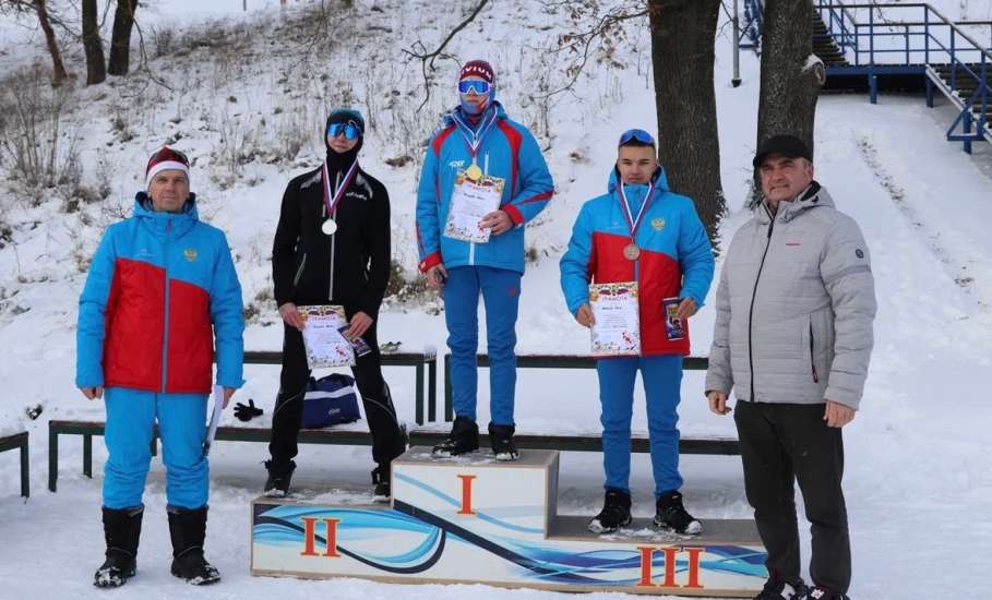 В прошедшие выходные воспитанники отделения лыжных гонок спортивной школы Елецкого округа устроили настоящую зимнюю сказку на снегу