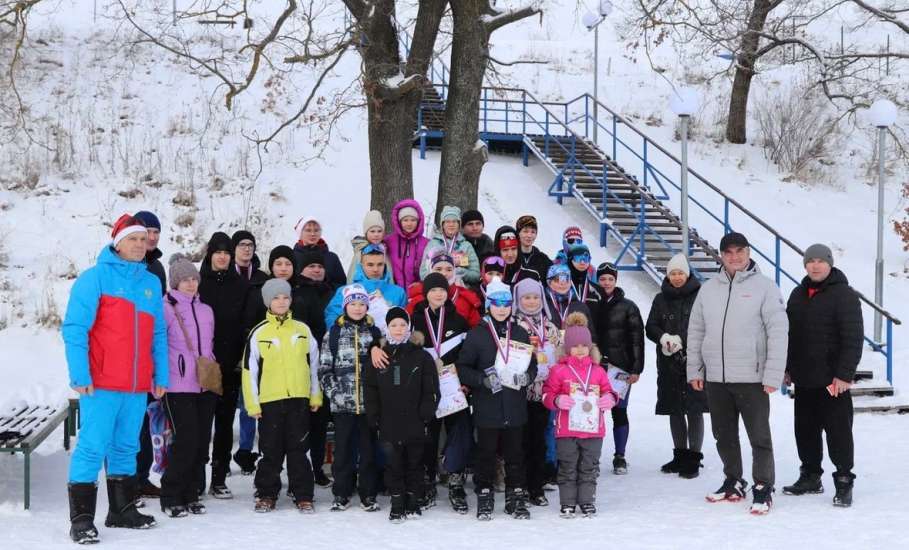 В прошедшие выходные воспитанники отделения лыжных гонок спортивной школы Елецкого округа устроили настоящую зимнюю сказку на снегу