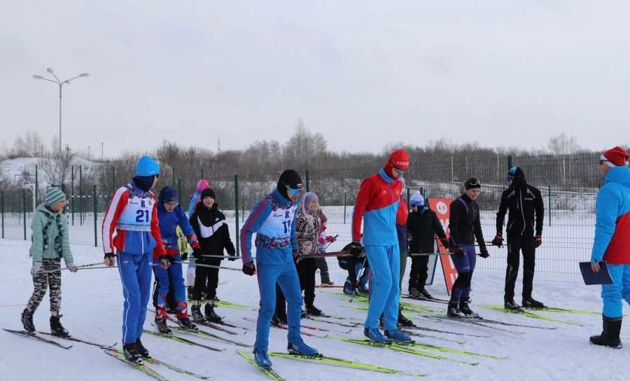 В прошедшие выходные воспитанники отделения лыжных гонок спортивной школы Елецкого округа устроили настоящую зимнюю сказку на снегу