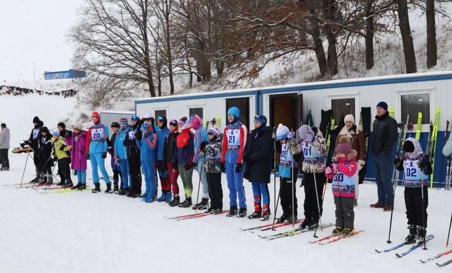 В прошедшие выходные воспитанники отделения лыжных гонок спортивной школы Елецкого округа устроили настоящую зимнюю сказку на снегу