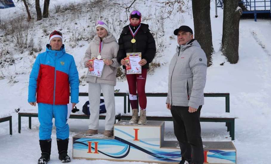 В прошедшие выходные воспитанники отделения лыжных гонок спортивной школы Елецкого округа устроили настоящую зимнюю сказку на снегу