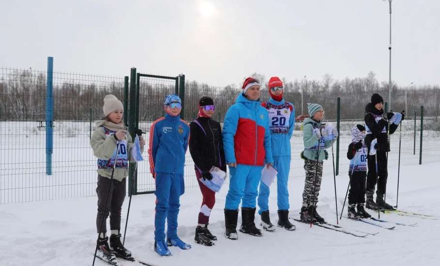 В прошедшие выходные воспитанники отделения лыжных гонок спортивной школы Елецкого округа устроили настоящую зимнюю сказку на снегу
