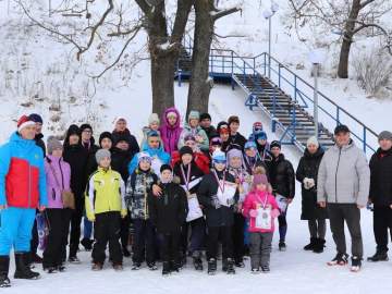 В прошедшие выходные воспитанники отделения лыжных гонок спортивной школы Елецкого округа устроили настоящую зимнюю сказку на снегу