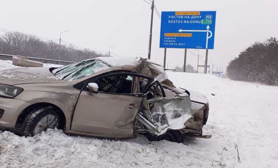 В Задонском районе иномарка врезалась в дорожное ограждение
