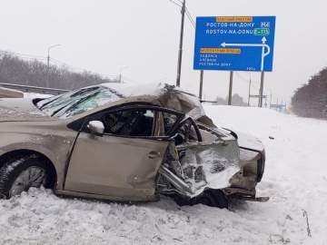 В Задонском районе иномарка врезалась в дорожное ограждение