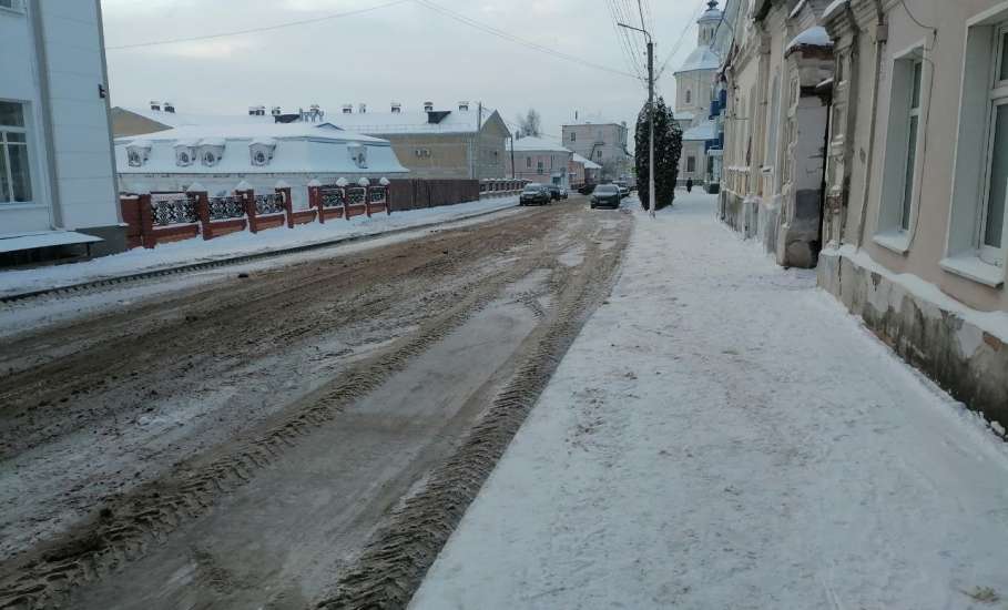 В центре города Ельца начали убирать снег