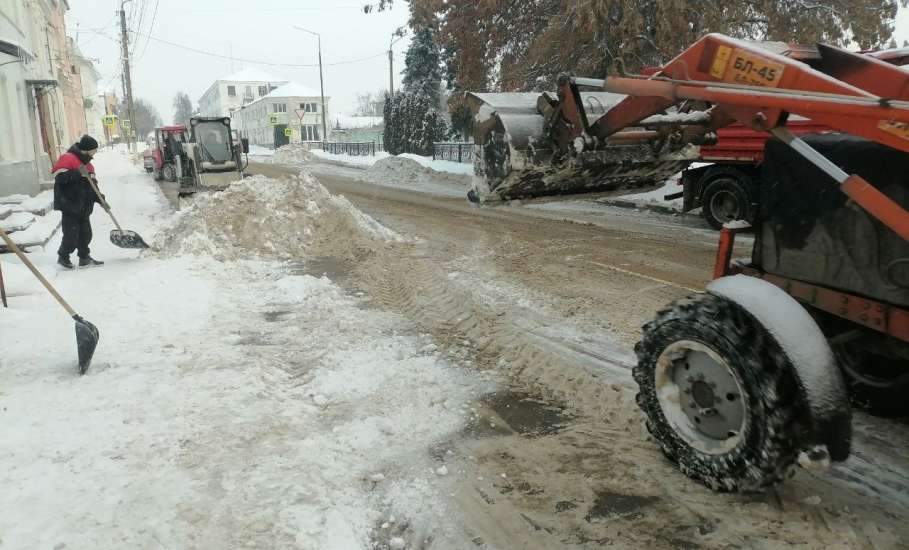В центре города Ельца начали убирать снег