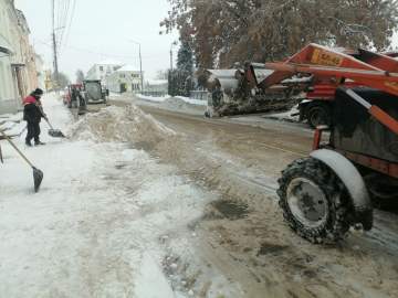 В центре города Ельца начали убирать снег