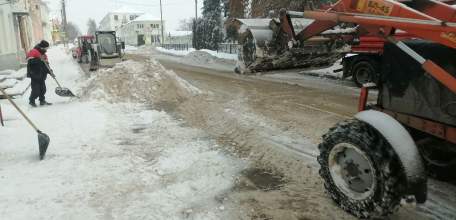 В центре города Ельца начали убирать снег