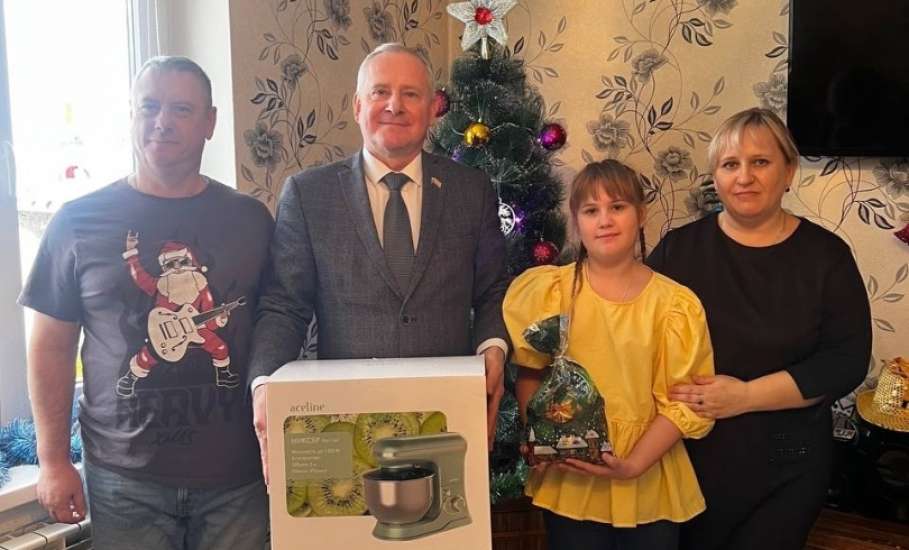 Сотрудники администрации города Ельца, депутаты горсовета, исполняют новогодние желания! Пока маленьких детей!