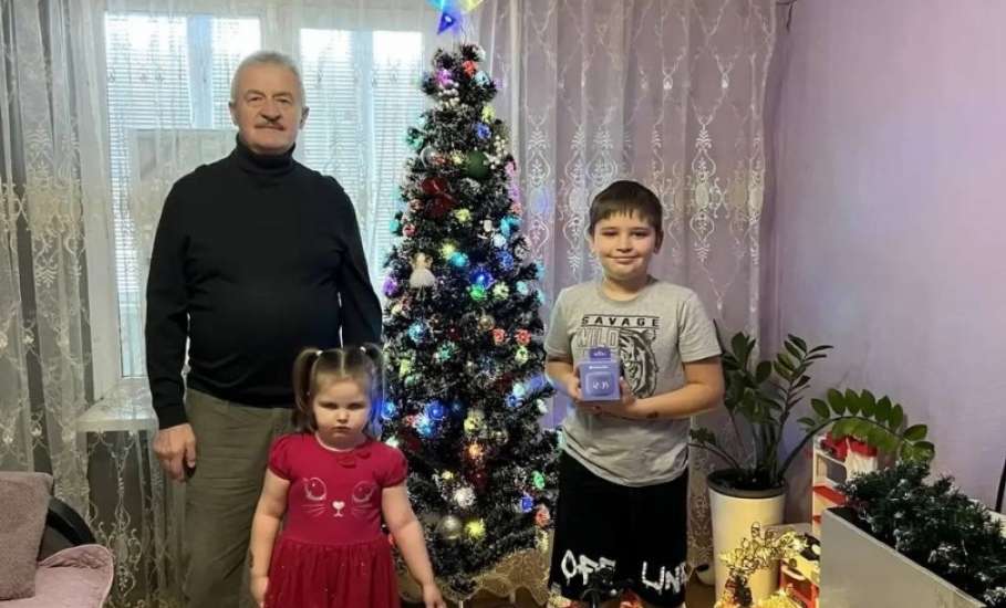 Сотрудники администрации города Ельца, депутаты горсовета, исполняют новогодние желания! Пока маленьких детей!