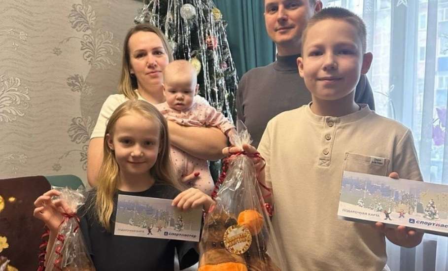 Сотрудники администрации города Ельца, депутаты горсовета, исполняют новогодние желания! Пока маленьких детей!