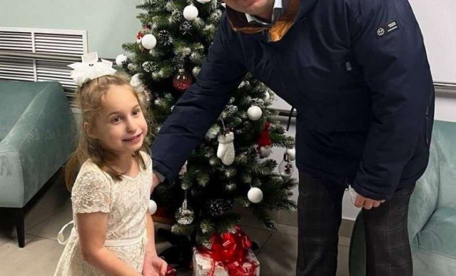 Сотрудники администрации города Ельца, депутаты горсовета, исполняют новогодние желания! Пока маленьких детей!