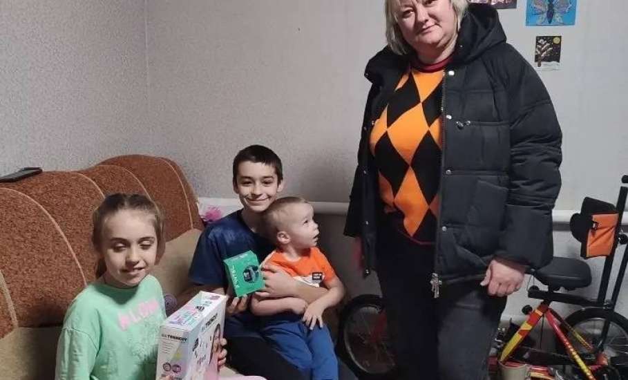 Сотрудники администрации города Ельца, депутаты горсовета, исполняют новогодние желания! Пока маленьких детей!