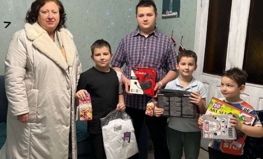 Сотрудники администрации города Ельца, депутаты горсовета, исполняют новогодние желания! Пока маленьких детей!