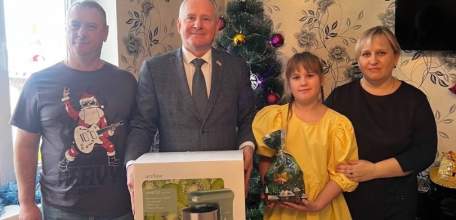 Сотрудники администрации города Ельца, депутаты горсовета, исполняют новогодние желания! Пока маленьких детей!